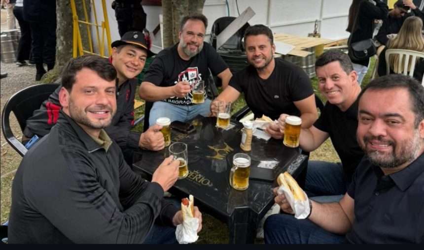 Cláudio Castro com o prefeito de Petrópolis, HIngo Hammes, e o secretário Bernardo Rossi, na Bauernfest