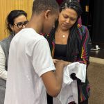 Alunos do Instituto Benjamin Constant recebem uniformes com logo em alto-relevo