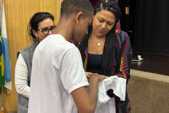 Alunos do Instituto Benjamin Constant recebem uniformes com logo em alto-relevo