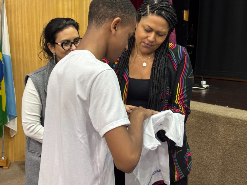 Alunos do Instituto Benjamin Constant recebem uniformes com logo em alto-relevo