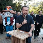 Cláudio Castro (PL) na inauguração da nova área de lazer da APA Mata do Posto, em Cordeiro: caravana pelo interior, com encontros políticos, inaugurações e anúncios de obras