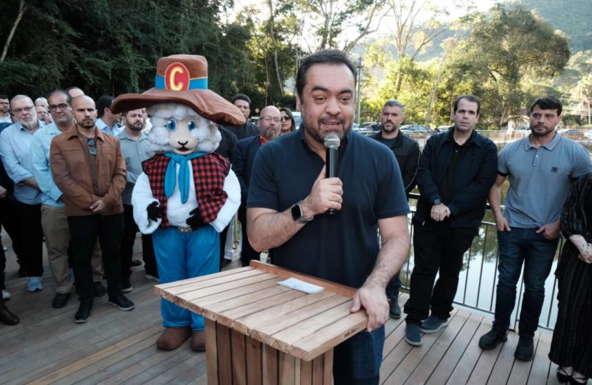 Cláudio Castro (PL) na inauguração da nova área de lazer da APA Mata do Posto, em Cordeiro: caravana pelo interior, com encontros políticos, inaugurações e anúncios de obras