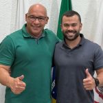 Felipe (à esquerda), herdeiro político do ex-vice-governador e agora conselheiro do Tribunal de Contas do Estado, Thiago Pampolha, posa com o prefeito de Arraial do Cabo, Marcelo Magno (PL): rumo a 2026