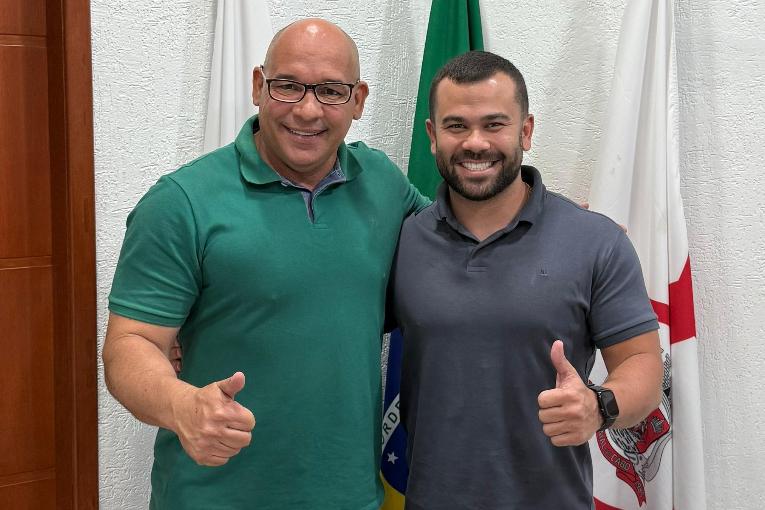 Felipe (à esquerda), herdeiro político do ex-vice-governador e agora conselheiro do Tribunal de Contas do Estado, Thiago Pampolha, posa com o prefeito de Arraial do Cabo, Marcelo Magno (PL): rumo a 2026