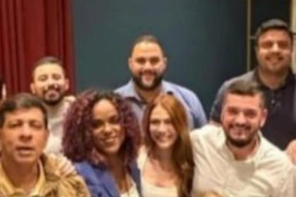 Yuri Moura, o segundo à esquerda, ao fundo, e Dani Monteiro, em primeiro plano, ao lado de Sarah Pôncio e Rodrigo Bacellar, no jantar promovido pelo presidente da Assembleia Legislativa: PSOL quer discutir o que é evento "político institucional" e o que é "político eleitoral"