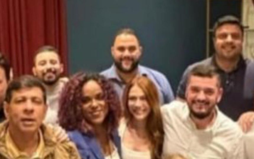 Yuri Moura, o segundo à esquerda, ao fundo, e Dani Monteiro, em primeiro plano, ao lado de Sarah Pôncio e Rodrigo Bacellar, no jantar promovido pelo presidente da Assembleia Legislativa: PSOL quer discutir o que é evento "político institucional" e o que é "político eleitoral"