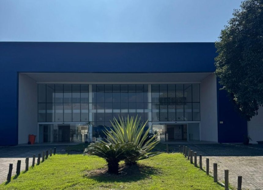 O edifício que já abrigou um callcenter e foi desapropriado, nesta quinta-feira (17), pelo prefeito Eduardo Paes para a instalação do Super Centro de Saúde da Zona Oeste