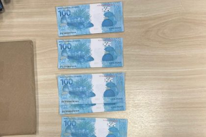 Homem é preso com R$ 80 mil em notas falsas na Barra