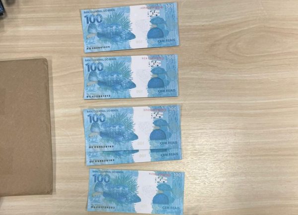 Homem é preso com R$ 80 mil em notas falsas na Barra 50 Homem é preso com R$ 80 mil em notas falsas na Barra