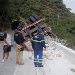 Carreta carregada de gesso tomba na Rodovia Rio-Petrópolis