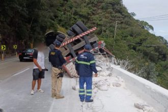 Carreta carregada de gesso tomba na Rodovia Rio-Petrópolis