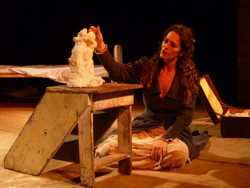 Visitando Camille Claudel: arte, exílio e resistência voltam ao palco com a atriz Adriana Rabelo
