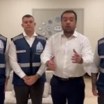 O governador Cláudio Castro com a tropa de choque da Assembleia Legislativa, no momento em que anunciava que o governo do estado estava disposto a sancionar o Estatuto das Blitzes: texto final foi publicado nesta terça-feira (23), no Diário Oficial