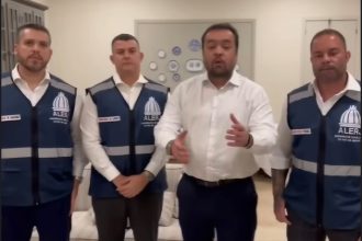 O governador Cláudio Castro com a tropa de choque da Assembleia Legislativa, no momento em que anunciava que o governo do estado estava disposto a sancionar o Estatuto das Blitzes: texto final foi publicado nesta terça-feira (23), no Diário Oficial