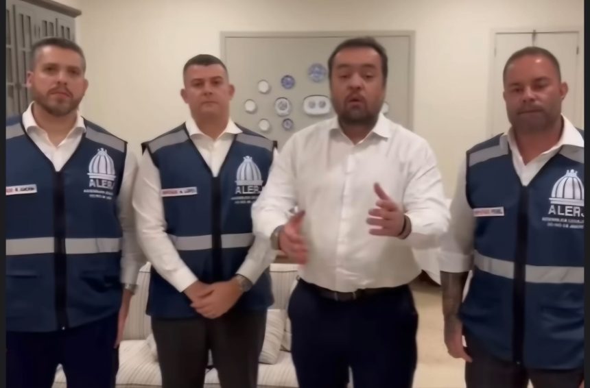 O governador Cláudio Castro com a tropa de choque da Assembleia Legislativa, no momento em que anunciava que o governo do estado estava disposto a sancionar o Estatuto das Blitzes: texto final foi publicado nesta terça-feira (23), no Diário Oficial