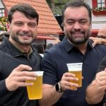 Cláudio Castro (PL) brinda, na Bauernfest de Petrópolis, ao lado de Bernardo Rossi: o o secretário de Meio Ambiente é o novo pupilo político do governador