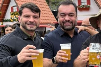 Cláudio Castro (PL) brinda, na Bauernfest de Petrópolis, ao lado de Bernardo Rossi: o o secretário de Meio Ambiente é o novo pupilo político do governador