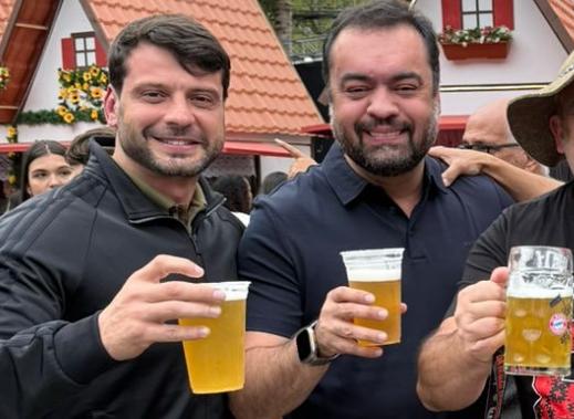 Cláudio Castro (PL) brinda, na Bauernfest de Petrópolis, ao lado de Bernardo Rossi: o o secretário de Meio Ambiente é o novo pupilo político do governador