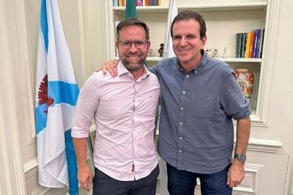 O prefeito Eduardo Paes e o presidente municipal do MDB, Vítor Hugo: conversa não envolveu apoio nem secretaria