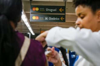 Cinco estações do MetrôRio recebem vacinação gratuita contra a gripe e o sarampo