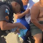 Bebê de cinco dias é salvo de engasgo por policiais militares em Belford Roxo
