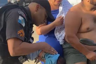 Bebê de cinco dias é salvo de engasgo por policiais militares em Belford Roxo