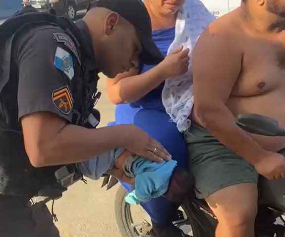 Bebê de cinco dias é salvo de engasgo por policiais militares em Belford Roxo
