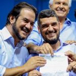 O presidente do União, Antonio Rueda, no dia da filiação do presidente da Assembleia, Rodrigo Bacellar: mandachuva da Federação União Progressista afirma que a pré-candidatura própria ao governo do estado seguirá seu curso