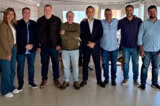 Prefeitos, deputados e líderes partidários se reúnem em Macaé para discutir a sucessão estadual: integrantes da base de Cláudio Castro, reclamam por não serem ouvidos