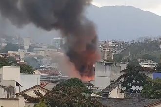 Incêndio atinge depósito farmacêutico na Penha e mobiliza bombeiros de três quartéis