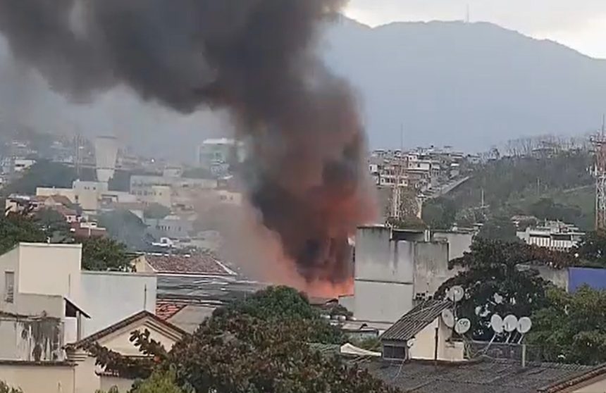 Incêndio atinge depósito farmacêutico na Penha e mobiliza bombeiros de três quartéis