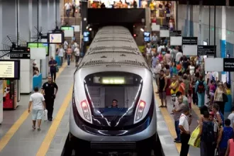 Falha no metrô provoca atrasos nas linhas e superlotação nas estações
