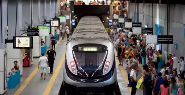 Falha no metrô provoca atrasos nas linhas e superlotação nas estações
