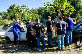 Detran fecha dois ferros-velhos irregulares em Nova Iguaçu