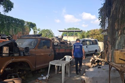 Ferro-velho irregular é interditado às margens da Dutra