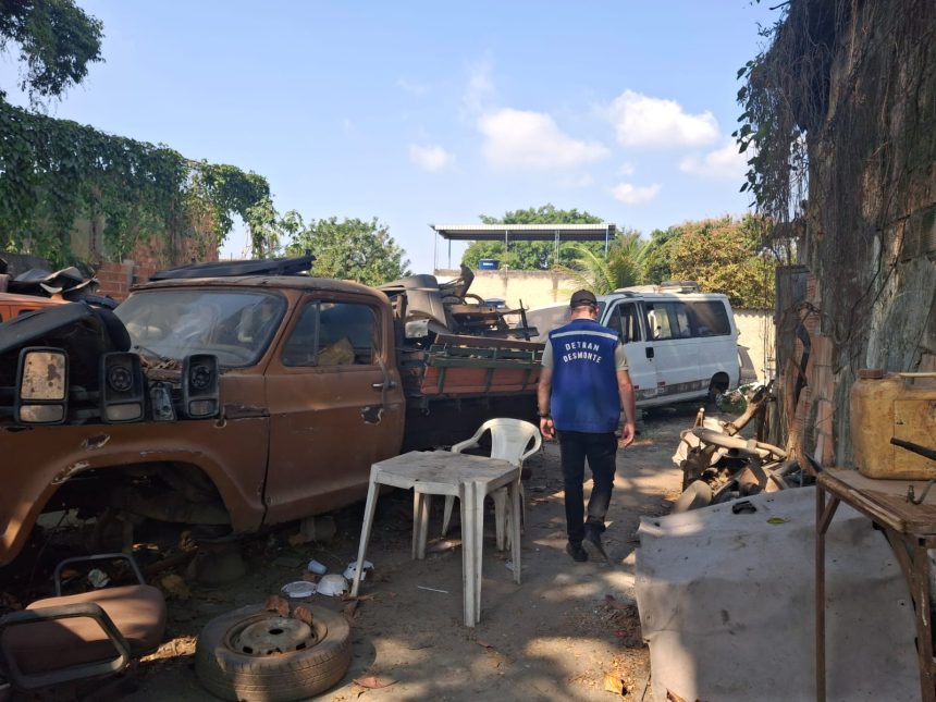 Ferro-velho irregular é interditado às margens da Dutra