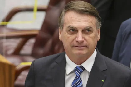 Bolsonaro é alvo de buscas da PF e terá que usar tornozeleira eletrônica