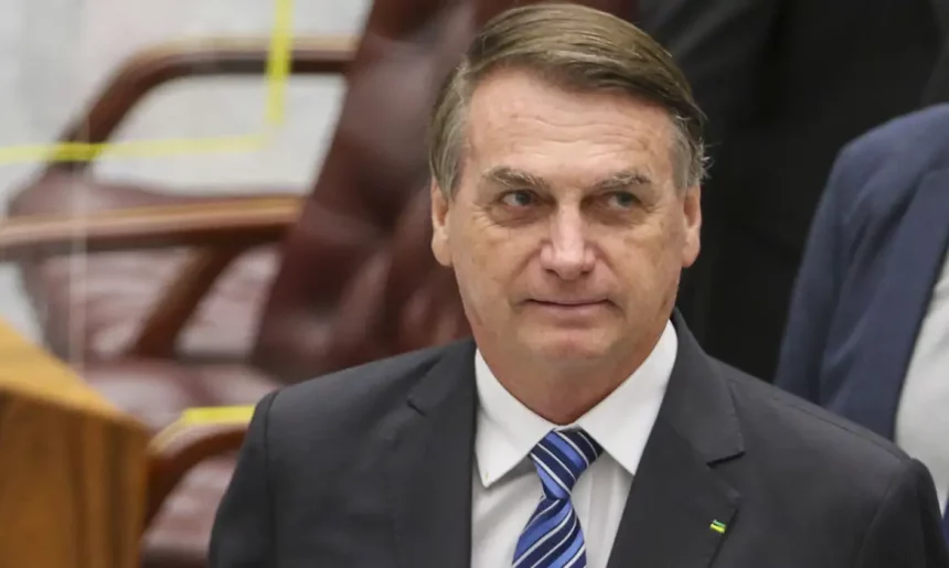Bolsonaro é alvo de buscas da PF e terá que usar tornozeleira eletrônica