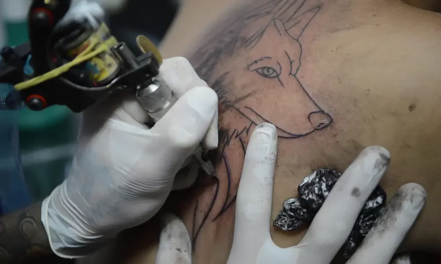 Conselho Federal de Medicina proíbe uso de anestesia para tatuagens estéticas