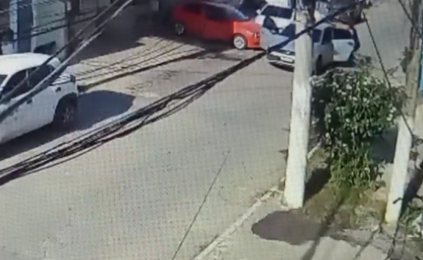 Menino de 3 anos morre e mãe é baleada durante ataque a tiros em Caxias; veja o vídeo