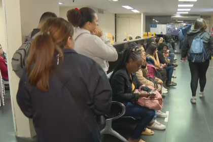 Longas filas nos postos do Jaé marcam a véspera da transição definitiva do sistema