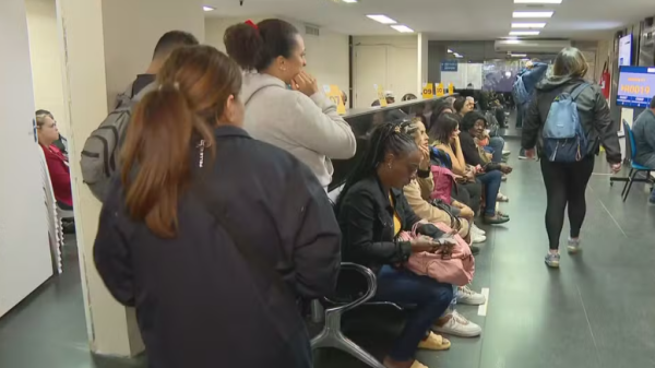 Longas filas nos postos do Jaé marcam a véspera da transição definitiva do sistema