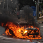 Carro pega fogo e assusta pedestres na Rua Primeiro de Março, no Centro do Rio