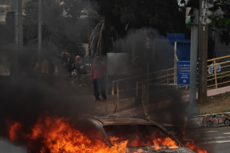 Carro pega fogo e assusta pedestres na Rua Primeiro de Março, no Centro do Rio