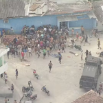Moradores saqueiam carga de carne em Costa Barros mesmo com presença da PM