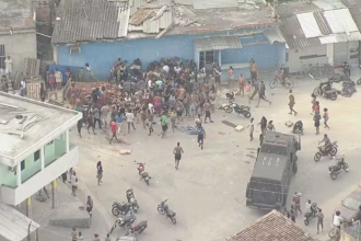 Moradores saqueiam carga de carne em Costa Barros mesmo com presença da PM