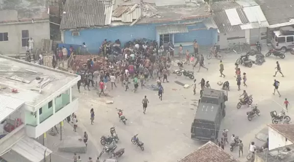 Moradores saqueiam carga de carne em Costa Barros mesmo com presença da PM