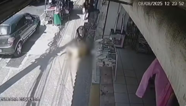 Idosa é arrastada por criminoso durante assalto na Zona Norte do Rio; veja o vídeo