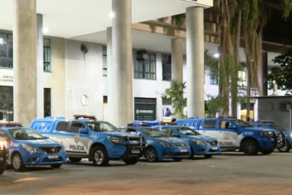 MP prende oito PMs da Baixada por fazer segurança de comércios durante o expediente