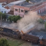 Trem atinge carreta em ferrovia de Paraíba do Sul; veja o vídeo
